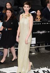 组图：玛丽昂黄抹胸妩媚现身《蝙蝠侠》首映