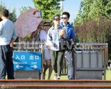 组图：李小璐挺大肚小鸟依人 贾乃亮体贴