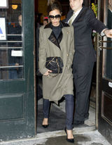 组图：小贝抱爱女助阵妻子时装秀 小七举花卖萌