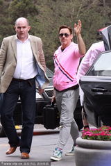 组图：《钢铁侠3》主创抵京 唐尼粉装亲和搞笑