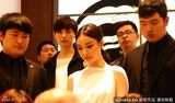组图：倪妮白裙代言气质优雅宛若女神