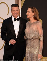 组图：皮特牵手朱莉情侣装亮相 秀恩爱全场轰动