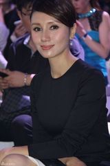 组图：袁泉关之琳优雅亮相盛典 体验极限试驾