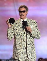 组图：艾玛-沃森MTV电影奖捧奖 男星裸下身搞怪