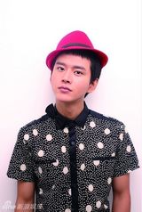 组图：黄明礼帽写真展青春活力 阳光型男无限魅力