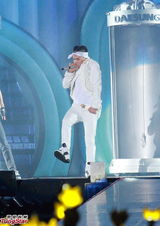 组图：BigBang火热开唱 座无虚席粉丝high翻场