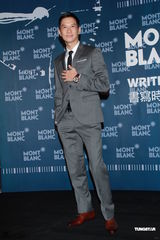 组图：梁咏琪婚后走秀短裙秀美腿 佩戴钻戒曝光