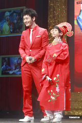 高清图：唐伯虎2京城首映 黄晓明红衣现身喜气洋洋