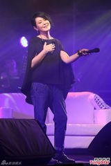 组图：刘若英开唱黑衣上阵秀吉他