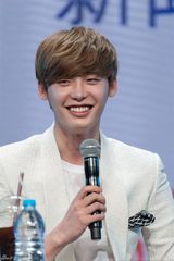 高清图：李钟硕赴沪会粉丝 表情呆萌似王子