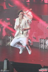 组图：韩组合B.A.P香港开唱 粉丝玩cosplay