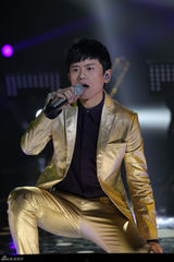 组图：周笔畅睡衣扮猫女 邓紫棋自弹自唱