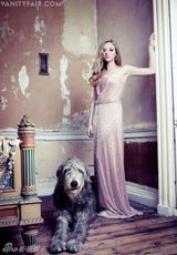 组图：阿曼达-塞弗里德《名利场》写真美若仙子