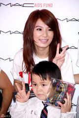 组图：Hebe亲切可爱热心公益 透露Ella赴美学英文