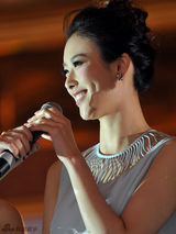 组图：兽兽清纯装扮亮相车展 长裙凸衬窈窕身姿