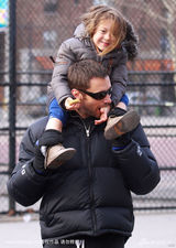 幻灯图集：休-杰克曼展慈父情怀 被女儿当马骑 