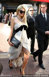 组图：希尔顿戛纳拍大片超低胸尽显风骚