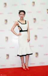 组图：贾青性感出席活动  复古长裙大秀美背