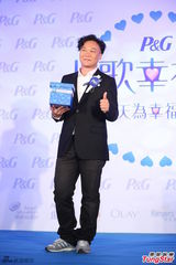 组图：陈奕迅个唱门票秒杀 与童星 乔 乔 比鬼脸