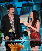 组图：《暮光》领跑2011MTV电影奖 帕丁森热吻泰勒