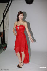 组图：港姐高海宁性感出镜 低胸红装秀浑圆半球