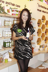 高清：温碧霞风采一如往昔 着黑色晚装靓丽出镜