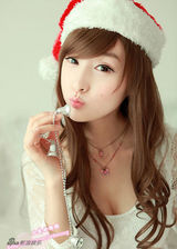 幻灯图集：小龙女彤彤化身圣诞宝贝 秀蕾丝装