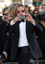 组图：皮特戛纳走秀长发黑超显帅气