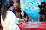 组图：莫文蔚上海签售新专辑 与粉丝握手感谢到来