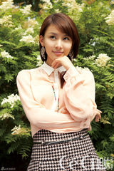 组图:贾青杂志大片 轻熟女造型显优雅