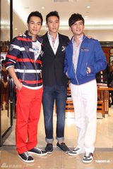 组图：王阳明出席品牌活动 获温升豪赞身材好