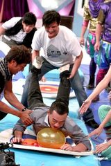 组图：陈小春与女星亲密互动 不怕应采儿吃醋