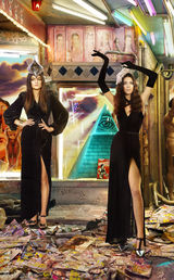 组图：金-卡戴珊圣诞节贺卡 胸襟大开秀豪乳