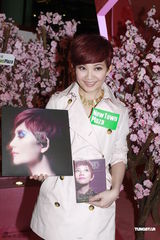 组图：梁静茹签唱会性感迷人 不急造人事业为重 