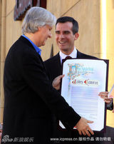 幻灯组图：卡梅隆留名星光大道 施瓦辛格到场助阵