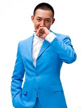 组图：王阳新春写真曝光  宫廷枭雄变身时尚先生