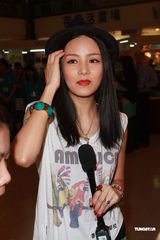 组图：冼色丽活动现场性感调酒