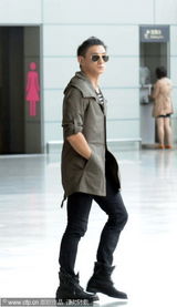 组图：吴奇隆扎时髦小辫子现身机场 与粉丝亲切聊天