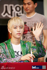 组图：韩男团B.A.P出席粉丝签名会