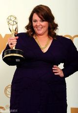 组图：艾美奖后台 梅丽莎-麦卡西开心亲吻奖杯