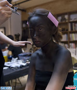 组图：王菀之备战演唱会 白妞变黑妹感受震憾