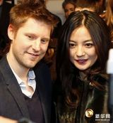 组图：赵薇现身伦敦时装周 与金喜善一同亮相