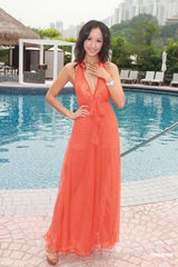 组图：任达华携名模助阵名表 穿潜水衣亮相秀身材