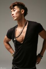 组图：张佑赫新碟宣传照曝光 赤裸上身秀完美胸肌