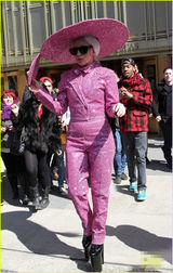 组图：Gaga全粉武装 脚踩招牌恨天高大帽遮阳