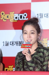 高清组图：李敏贞甜美亮相新片《完美广播》首映