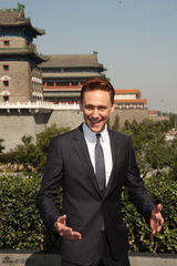 组图：《雷神2》“洛基”帅气亮相北京前门