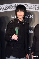 高清组图：萧敬腾献唱珠宝秀 黑超耍酷难掩紧张