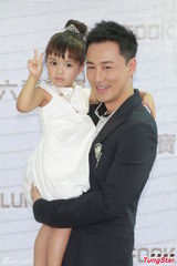 组图：电眼女娃迷倒林峰 萌生当爸念头