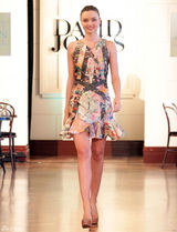 高清组图：辣妈超模米兰达-可儿现身悉尼走秀